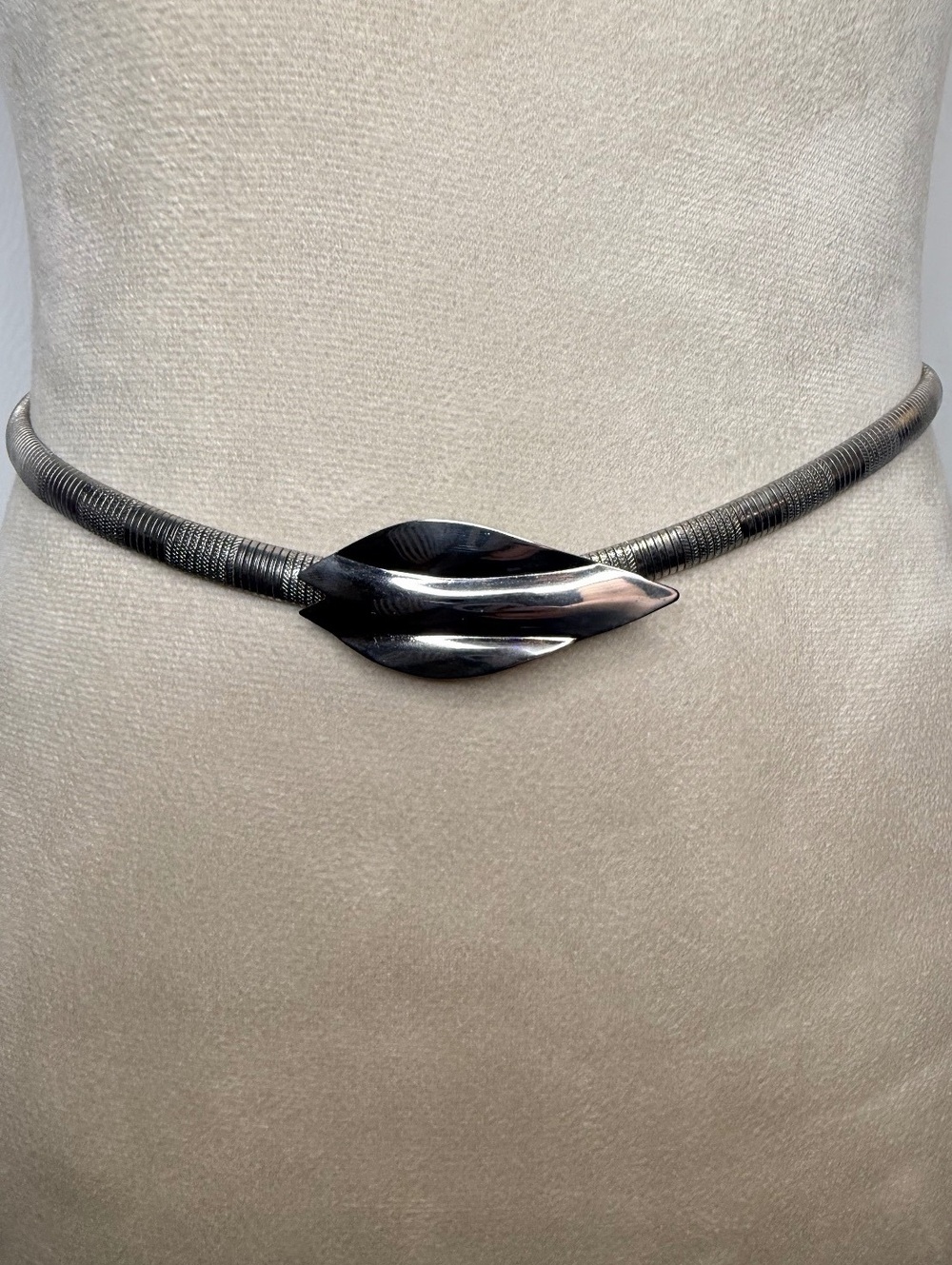 80’s Vintage Silver Metal Mesh Leaf Buckle Statement Belt Stretch 28”
